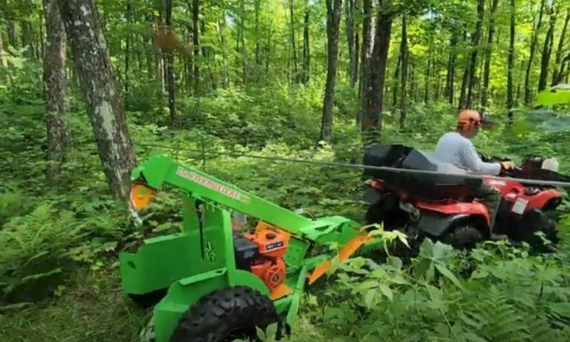 La Forestière V08 au travail dans une érablière.
